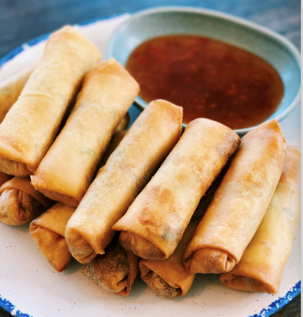 Crispy fried vegetarian spring rolls (12)
