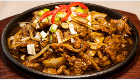 Black pepper venison stir fry on sizzling plate