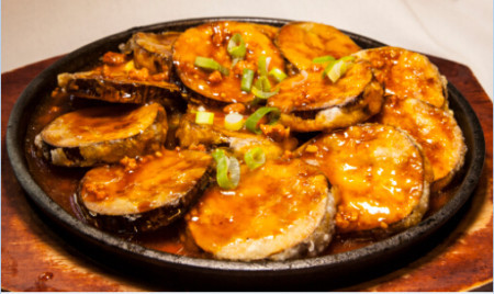 Sliced egg plants on sizzling plate
