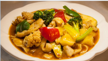 Chicken and vegetables sautéed with satay sauce