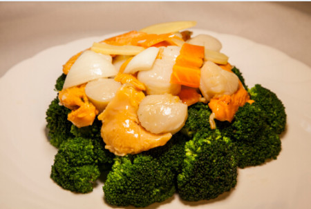 Scallops on a bed of broccoli