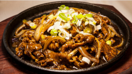 Black pepper lamb stir fry on sizzling plate