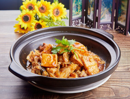 Braised tofu with pork in claypot