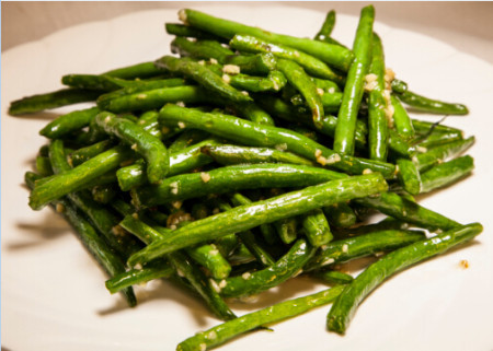 String beans sautéed with garlic