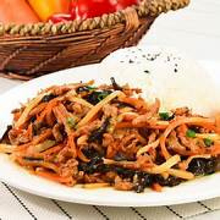 Spicy pork stir fry on rice 鱼香肉丝饭