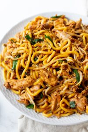 Mee Goreng (Spicy chicken Indonesian fried noodles)