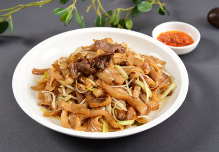 Beef fried thick rice noodles