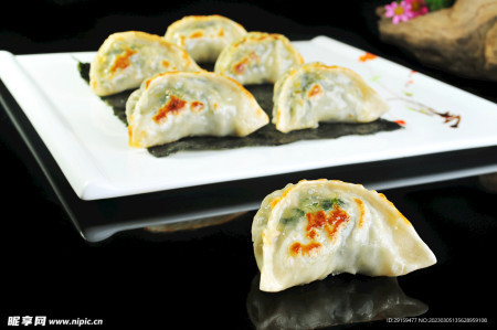 Pan fried pork and veg dumplings (4)