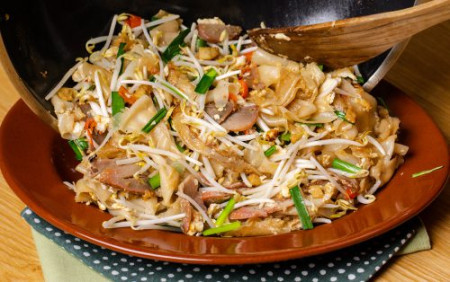 Barbeque pork fried thick rice noodles