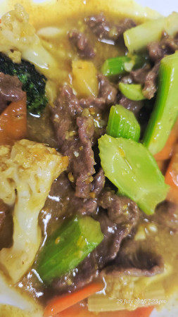 Beef and vegetables sautéed with satay sauce